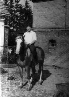 Czesław Zapart na koniu Lisa pozostawionej przez Niemc&oacute;w w zagrodzie