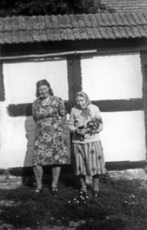 Janina Zapart i Katarzyna Zapart z d. Walos przed domem w zagrodzie nr 5