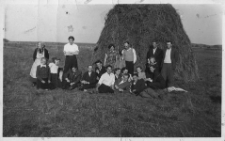 Odpoczynek przy stogu siana