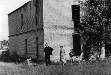 Stanisław Gan z żoną Leokadią, Elfryda Gan (bratowa Stanisława) oraz Andrzej (dziesięcioletni syn Stanisława i Leokadii) przed domem w Dębnicy Kaszubskiej