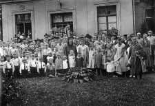 Grupa os&oacute;b biorących udział w uroczystościach dożynkowych (2)