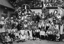 Grupa os&oacute;b biorących udział w uroczystościach dożynkowych (4)