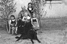 Dora Kabbe with her grandmother and younger siblings