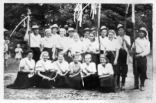 Uczestnicy dożynek w odświętnych strojach