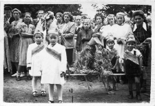 Dożynki rejonowe w Objeździe. Wieniec dożynkowy niesiony przez dzieci