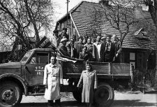 Delegacja PGR-u Pieńkowo przed wyjazdem na obchody pierwszomajowe