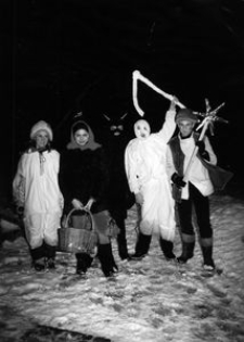 Kolędnicy, wśr&oacute;d nich m.in. Rafał Żydyk i Marcin Świerczewski