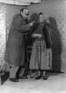 Zesp&oacute;ł artystyczny z Objazdy w sztuce A. Lachowicza &bdquo;Piąty nieboszczyk&rdquo;. Grają: Leon Lisiecki i Stanisława Zub