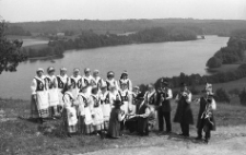 Zespół folklorystyczny „Modraki” z Parchowa na tle jeziora Mausz
