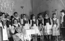 Występ zespołu kurpiowskiego &bdquo;Klęcinianki&ldquo; działającego przy Kole Gospodyń Wiejskich w Klęcinie