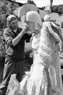 Rzeźbiarz Andrzej Gan przy pracy