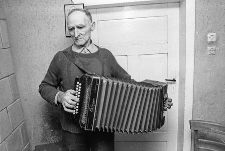 Muzyk wiejski Stefan Borzyszkowski gra na tzw. guzik&oacute;wce
