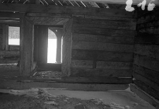 Chata zrębowa w budowie - ściana i drzwi z wielkiej izby do sieni - Piechowice [1]