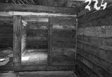 Chata zrębowa - ściana i drzwi z izby stark&oacute;w do alkierza - Piechowice [4]