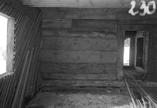 Chata zrębowa - ściana i drzwi z wielkiej izby do sieni - Lipuska Huta [5]