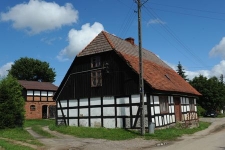 Budynek mieszkalny z budynkiem gospodarczym w tle w Bruskowie Wielkim