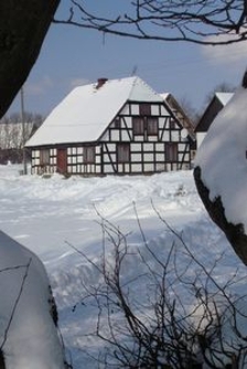 Budynek mieszkalny w Bruskowie Wielkim zimą (2)