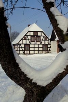 Budynek mieszkalny w Bruskowie Wielkim zimą (5)