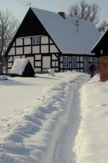 Budynek mieszkalny w Swołowie zimą (1)