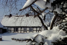 Budynek mieszkalny w Swołowie zimą (2)