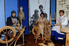 Prządka przy kołowrotku w Muzeum Kultury Ludowej Pomorza w Swołowie (1)