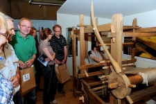 Tkaczka przy krośnie tkackim w Muzeum Kultury Ludowej Pomorza w Swołowie (4)