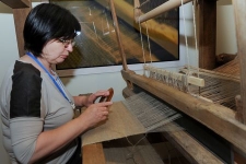 Tkaczka przy krośnie tkackim w Muzeum Kultury Ludowej Pomorza w Swołowie (5)