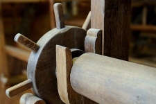 Element krosna tkackiego w Muzeum Kultury Ludowej Pomorza w Swołowie