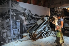 Wóz dwukołowy w Muzeum Kultury Ludowej Pomorza w Swołowie (2)