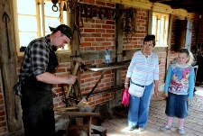 Kowal przy pracy w Zagrodzie Albrehta w Swołowie (1)