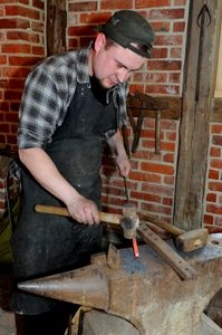 Kowal przy pracy w Zagrodzie Albrehta w Swołowie (2)