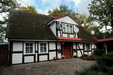 Budynek mieszkalny w Swołowie jesienią (1)