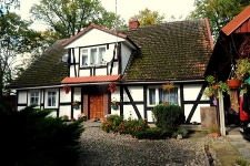 Budynek mieszkalny w Swołowie jesienią (2)