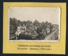 Układanie torowiska na trasie Korzybie - Sławno (1945 rok)