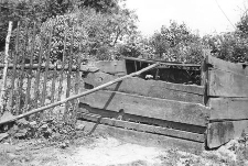 Studnia kamienna z ręcznym żerdziowym wyciągiem - Szczodrowo