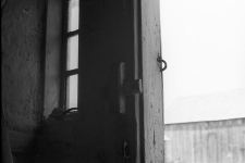 Zasuwa drewniana przy drzwiach chałupy szkieletowej - Szczodrowo