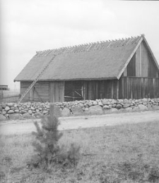 Przeniesiona ze Skorzewa chałupa zrębowa z podcieniem i przybud&oacute;wką dla stark&oacute;w - Wdzydze KPE