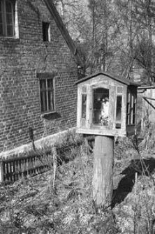 Kapliczka szafkowa na słupie - Ugoszcz