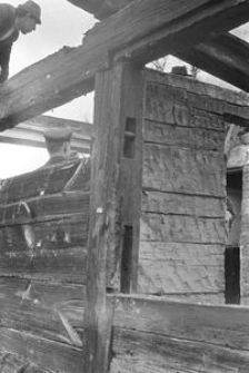 Chałupa zrębowa z podcieniem narożnym (rozbi&oacute;rka) - Zdrojno [4]