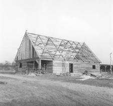 Dworek konstrukcji zrębowej przeniesiony ze Skwieraw