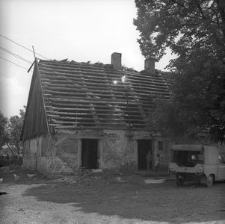 Chałupa konstrukcji szkieletowej z XVIII/XIX w. z zabudowanym podcieniem pełnoszczytowym - Starkowa Huta [1]