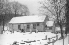 XVIII-wieczny kości&oacute;ł szkieletowy z wolno stojącą dzwonnicą - Tyłowo