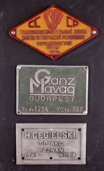 Tabliczki z oznakowaniem lokomotyw spalinowych i parowozu