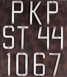 Tablica z numerem lokomotywy ST 44 1067