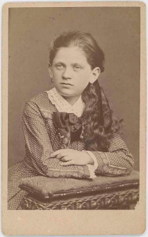 Zdjęcie młodej kobiety - popiersie