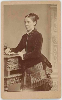 Zdjęcie młodej kobiety - portret do kolan