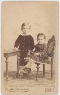 Zdjęcie dwojga dzieci - portret całopostaciowy