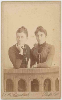 Zdjęcie dwóch młodych kobiet - półpostacie