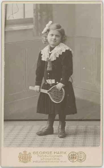 Zdjęcie dziewczynki z paletką - portret całopostaciowy