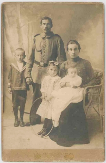 Zdjęcie małżeństwa z trójką dzieci - portret całosylwetkowy